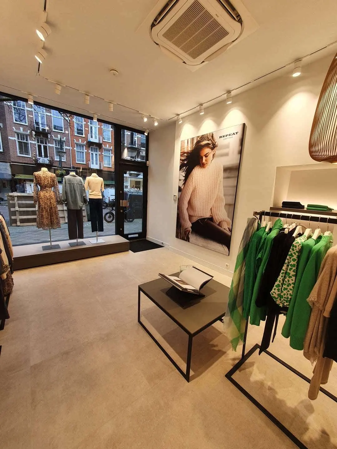 Interieur van verbouwde winkel in Amsterdam