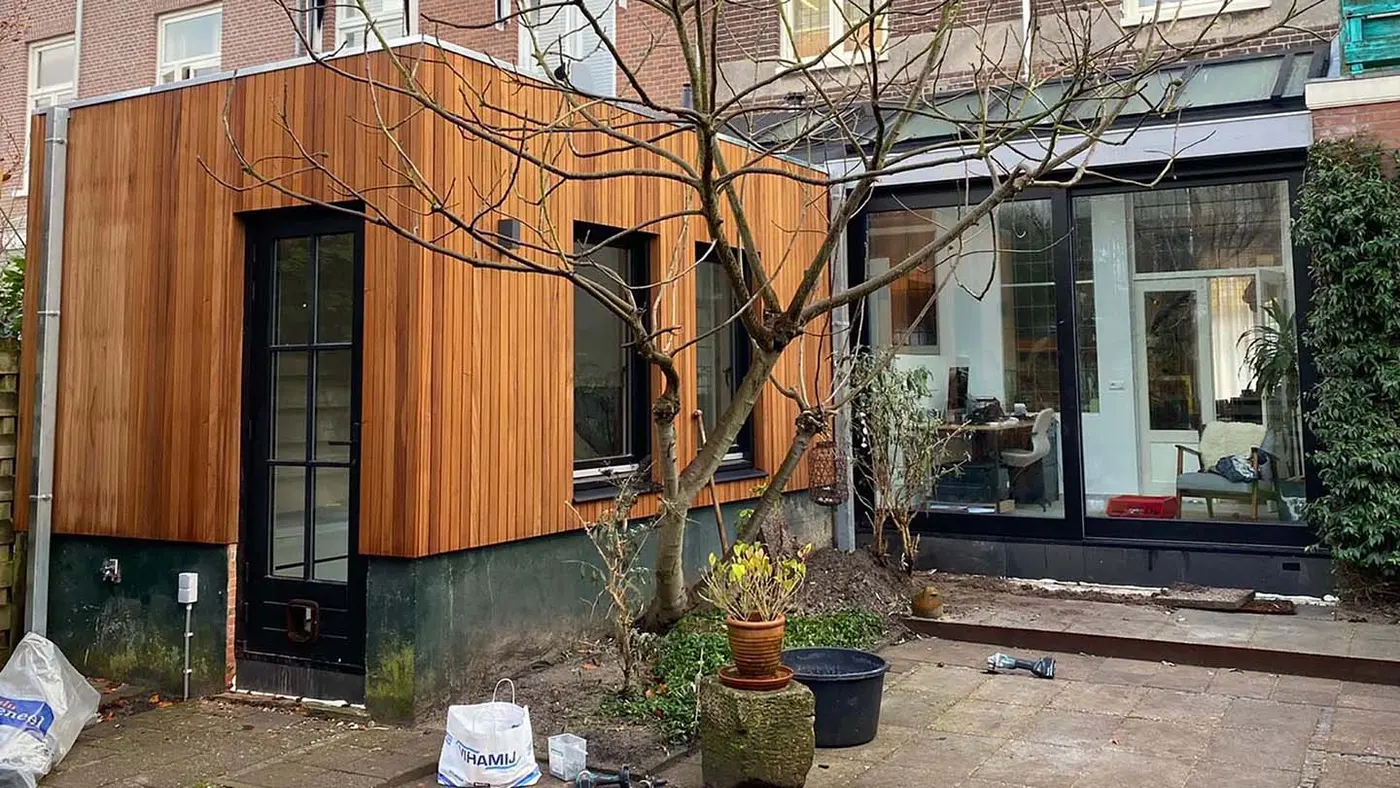Houten uitbouw met verticale gevelbekleding aan woning in Haarlem