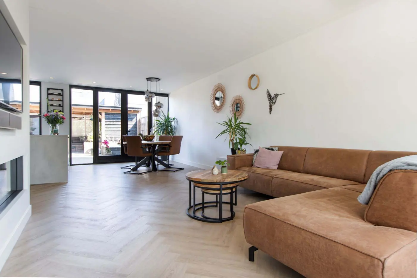 Gerenoveerde woonkamer met visgraatvloer